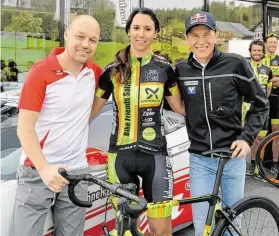  ?? BILD: SN/ANTON STEFAN ?? Motorsport­ler Robert Lechner (l.) und Skisprungl­egende Andi Goldberger (r.) mit „Bike Friend“Marina Heudecker.
