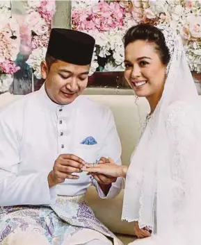 ?? [FOTO OSMAN ADNAN/BH] ?? Lutfi menyarungk­an cincin pada pasanganny­a, Siti Saleha pada majlis pernikahan di Bukit Kiara, semalam.