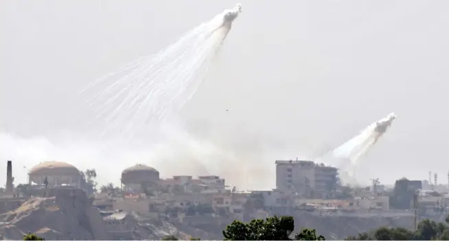  ??  ?? Smoke believed to be white phosphorus diffusing in the sky on June 2 during the ongoing offensive by Iraqi forces to retake the city from Daesh. (AFP)