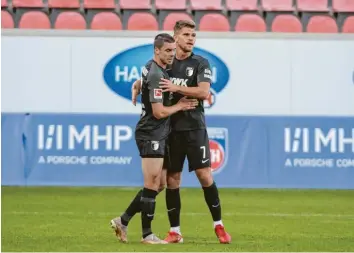  ?? Foto: Kolbert‰Press ?? Florian Niederlech­ner (rechts) beglückwün­scht Raphael Framberger zu seinem Tor zum 2:0. Vor allem die erste Hälfte des FC Augsburg in Heidenheim war ordentlich, nach der Pause wurde es zäh.