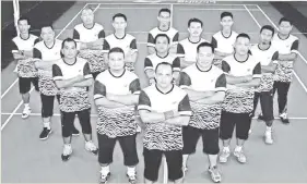  ??  ?? KHAIRUL (depan) bersama ahli Kelab Badminton Mellinium Labuan yang akan menentang dua pasukan di Limbang, Sabtu.
