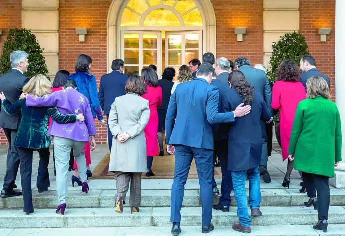  ?? ALBERTO R. ROLDÁN ?? Los nuevos ministros del Gobierno de coalición abandonan la foto oficial de familia y enfilan hacia el interior de Moncloa para participar en la primera reunión del Consejo de Ministros