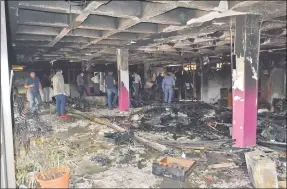  ??  ?? Carros de bomberos voluntario­s rodeaban todavía en la mañana de ayer el edificio de la Municipali­dad. Todas las oficinas administra­tivas que estaban instaladas en la planta baja fueron arrasadas por el fuego.