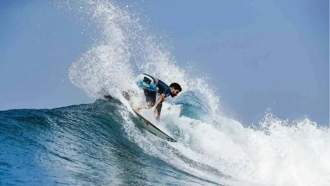  ?? Kelly Cestari/Divulgação WSL ?? Brasileiro desbanca o taitiano Michel Bourez na final realizada na manhã de domingo (3) e assume a liderança após ser campeão da etapa de Bali do Circuito Mundial