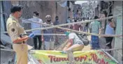  ?? SATISH BATE/HT ?? ■
Migrants line up to fill forms at Dharavi on Saturday.