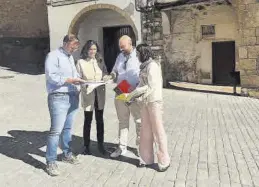  ?? ?? La alcaldesa de Canet, en una visita a la plaza España, que se renovará al 100%.