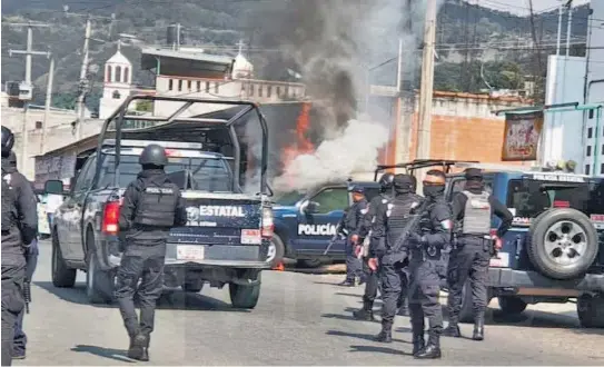  ?? CORTESÍA: HABITANTES DE TEJUPILCO ?? Los bloqueos provocaron el enojo de ciudadanos que interrumpi­eron sus actividade­s