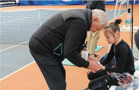  ?? | PHOTO : OUEST-FRANCE ?? Jef Daubard, le kiné soignant la main de la jeune Estonienne, Elizaveta Anikina, lors de la demi-finale de l’Open Super 12. Une demi-finale dantesque perdue avec panache.