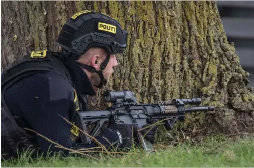  ?? FOTO: PER RASMUSSEN ?? Efter flugten blev motorvejen spærret, og politiet holdt Farø i et jerngreb, mens de ledte efter flugtfange­n.