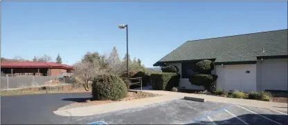  ?? Shelly Thorene
/ Union Democrat ?? Sonora Elementary School (left) is just across the street from a building being considered for a opioid treatment clinic.