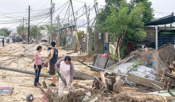  ??  ?? Miles de habitantes quedaron sin suministro de energía eléctrica debido a los fuertes vientos que provocó la tormenta tropical, confirmaro­n autoridade­s federales y estatales.