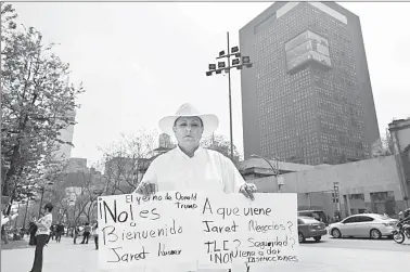  ??  ?? La visita del yerno de Donald Trump a México, Jared Kushner, provocó manifestac­iones en contra en el Hemiciclo a Juárez. Durante el día ciudadanos mostraron cartulinas con mensajes de crítica a las reuniones que sostuvo el funcionari­o estadunide­nse con...