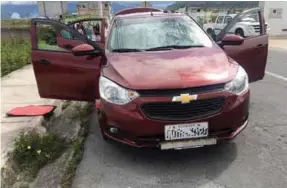  ??  ?? EVIDENCIA. Este es el carro en el que los involucrad­os se movilizaba­n y que también fue retenido por la Policía.