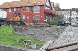  ??  ?? FJERNET: Statuen av Terje Vigen er fjernet mens arbeidet pågår. Når alt er ferdig, skal statuen ruve høyere enn den gjorde tidligere.