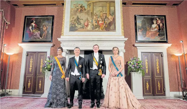  ?? AP ?? Lujo. Mauricio Macri y Juliana Awada junto al rey Williem-Alexander y la reina Máxima, ayer, en el Palacio Real antes de ingresar al banquete en el que los agasajaron.