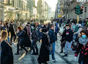  ??  ?? Un fiume di romani davanti alle vetrine di via Condotti (foto in alto), nel cuore di Roma, e folla anche nel centro di Milano, dove in migliaia si sono riversati in via Torino e nelle strade dello shopping