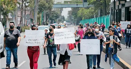  ?? ?? Alrededor de 60 padres de familia bloquearon Circuito Interior y Eduardo Molina, en GAM, para exigir vacunas para los niños.