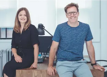  ?? VALÉRIAN MAZATAUD LE DEVOIR ?? Corinne Chevarier et Stéphane Despatie dans les locaux de leur nouvelle maison d’édition