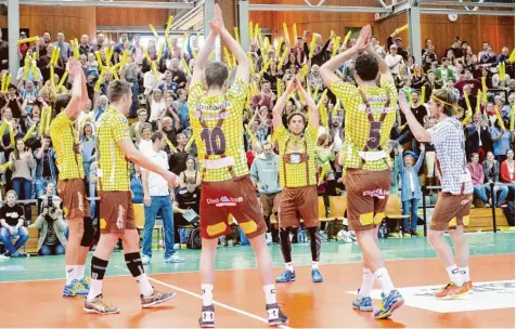  ?? Foto: Oryk Haist/imago ?? Der letzte Jubeltanz in der rappelvoll­en Nikolausha­lle: Die Volleyball­er des TSV Herrsching haben sich mit einem 3:1 Sieg gegen die Solingen Volleys die Teilnahme an den Play offs gesichert. Ihre Trikots im Lederhosen Stil tragen die Spieler nicht nur...