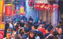  ?? HUANG ZHENMEI / FOR CHINA DAILY ?? From left: Tourists flock to Heping ancient town in Shaowu, Fujian province, on the first day of Spring Festival.