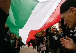  ??  ?? Saluto fascista I nostalgici a Predappio per ricordare la Marcia su Roma. A destra una donna fa fare il saluto fascista a una bambina