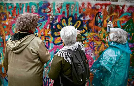  ?? Divulgação ?? Em Lisboa, idosas portuguesa­s participam de workshop de grafite do Lata 65, projeto da arquiteta Lara Seixo dedicado apenas para maiores de 65 anos
