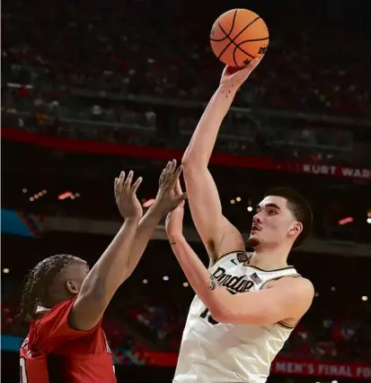  ?? JAMIE SQUIRE/GETTY IMAGES ?? Zach Edey’s 20 points and 12 rebounds was too much for DJ Burns Jr. (left) and N.C. State.