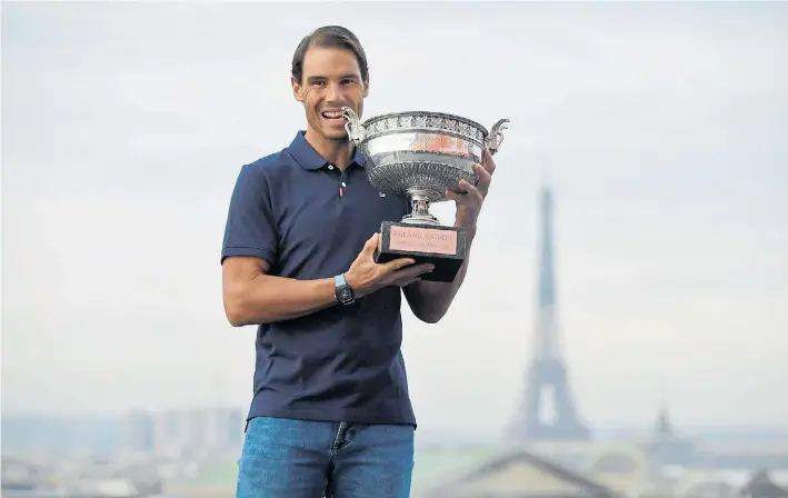  ?? EFE ?? La postal clásica. Rafa Nadal en los techos de las Galerías Lafayette con la Tour Eiffel de fondo. Ya tiene 13 fotos como esta. El español habló de todo y ya está de regreso en Mallorca.