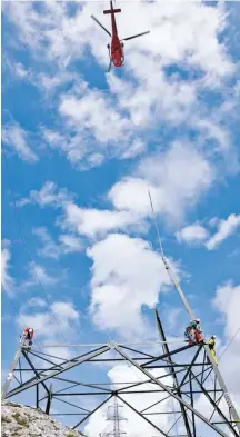  ?? BILD: SN/SALZBURG AG ?? Die Arbeiter an der Stromleitu­ng im Hochgebirg­e sind stark vom Wetter abhängig.