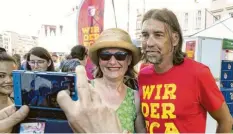  ??  ?? Und jetzt bitte ganz freundlich: Martin Schmidt stand bei den Sommernäch­ten seinen Fans zur Verfügung. Foto: Klaus Rainer Krieger