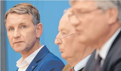  ?? FOTO: RAINER UNKEL/IMAGO IMAGES ?? Björn Höcke (links) gilt als einer der Vordenker des „Flügels“. Jörg Meuthen (rechts) mahnte vergangene­s Jahr zur Mäßigung und wurde dafür von wütenden Delegierte­n angegangen.