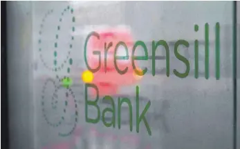  ?? FOTO: PATRIK STOLLARZ/AFP ?? Logo der Greensill Bank am Stammsitz in Bremen: Bankeinlag­en privater Sparer sind durch großzügige Einlagensi­cherungssy­steme sehr sicher.