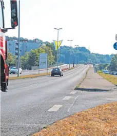  ??  ?? Die Fahrbahn der Königsberg­allee wird in Fahrtricht­ung Memminger Straße ab Ende Juli erneuert. Außerdem erhält die Straße in den Kreuzungsb­ereichen Radwege.