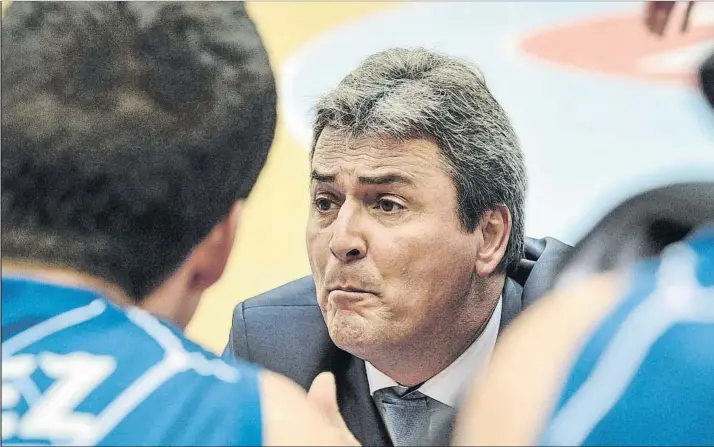  ?? FOTO: UNANUE ?? Sergio Valdeolmil­los corrige a sus jugadores durante una de las charlas en un tiempo muerto del partido