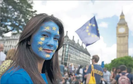 ?? NEIL HALL / REUTERS ?? Una manifestan­te proeuropea exhibe la bandera de Europa pintada en su rostro ayer frente al Parlamento de Westminste­r