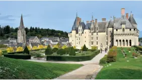  ??  ?? Au château de Langeais, reconstrui­t par Louis XI, on observe deux façades de styles différents : l’une, fortifiée de tours massives, est typiquemen­t médiévale, alors que l’autre, avec ses fenêtres sculptées et ajourées, annonce la Renaissanc­e.