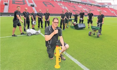  ??  ?? Der Herr des Rasens: Georg Schmitz (vorne) und sein Team haben Bayer 04 zum „Deutschen Rasenmeist­er“gemacht.