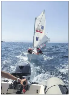  ??  ?? Trois « Optimist » en file indienne dans le golfe de La Napoule naviguant face au vent. (Photo T. B.)