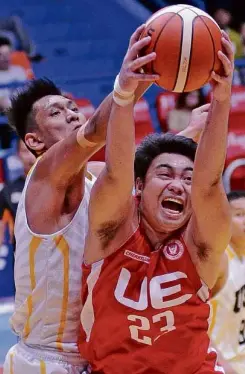  ?? —AUGUST DELA CRUZ ?? Alvin Pasaol of UE beats Christian Garcia of UST to the rebound during a recent Premier Cup match won by the Warriors, 80-67.