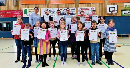  ?? FOTO: JULIANE NITZSCHE ?? Das sind die Gewinner des diesjährig­en schulinter­nen Rezitatore­nwettbewer­bs an der Pannwitz-Grundschul­e Lychen.
