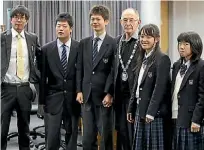  ?? PHOTO: LUKE KIRKEBY/ FAIRFAX NZ ?? South Waikato mayor Neil Sinclair welcomes students from Japan’s Misatokita High School in the council chambers.