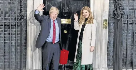  ?? EFE / VICKIE FLORES ?? El primer ministro británico, Boris Johnson, y su novia, Carrie Symonds, frente a la puerta de la residencia oficial.