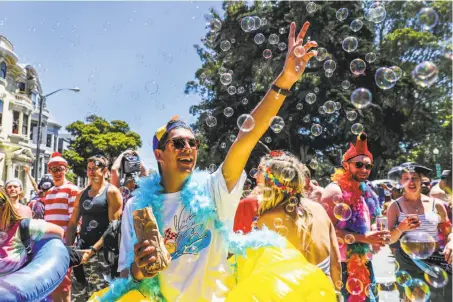  ?? Gabrielle Lurie / The Chronicle 2017 ?? Remi Fernandez plays with bubbles on Fell Street during the 2017 Bay to Breakers. The race has been held since 1912.