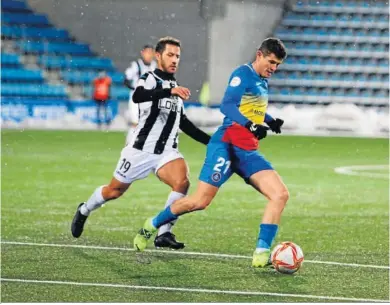  ?? E.S. ?? Gabriel Chironi persigue a Rubén Bover en el Andorra-Balona de la primera vuelta.