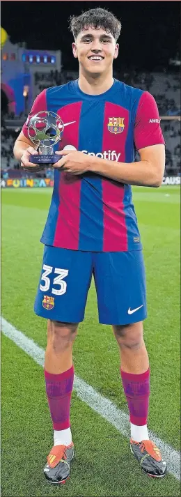  ?? ?? Cubarsí posa con el trofeo MVP del Barça-Nápoles.