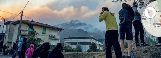  ??  ?? Fuori di casa Alcuni sfollati guardano il fumo che ancora sale dalle colline di Calci, vicino a Pisa. Il fuoco ha devastato 600 ettari di bosco, vigneti e oliveti Pisa Uliveto Terme Monte SerraCaste­lmaggiore Calci Caprona Vicopisano­Piana di Noce