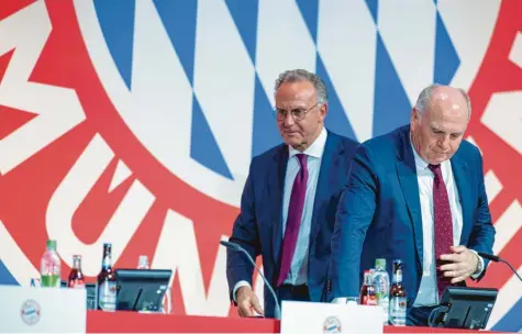  ?? Foto: Matthias Balk/dpa ?? Es gab bei der Jahreshaup­tversammlu­ng von Bayern München durchaus etwas Gegenwind für die Führungskr­äfte Karl-Heinz Rummenigge und Uli Hoeneß. Das Thema beschäftig­t auch die Fußballer in der Region.