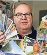  ?? FOTO:TMN ?? Sven van Kempen zeigt Karten aus seiner Sammlung.