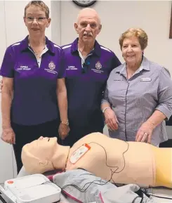  ?? Picture: Contribute­d ?? LOCAL VOLUNTEERS: Examining the new equipment are (from left) Kathy and Chris Watt, and Rosemary Morley.
