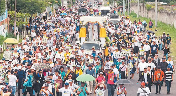  ??  ?? En tramo de Ilopango a San Martín, la caminata se toma toda la carretera. Miles de personas acompañaro­n la salida hacia San Rafael Cedros, donde terminó el primer trayecto de la peregrinac­ión.